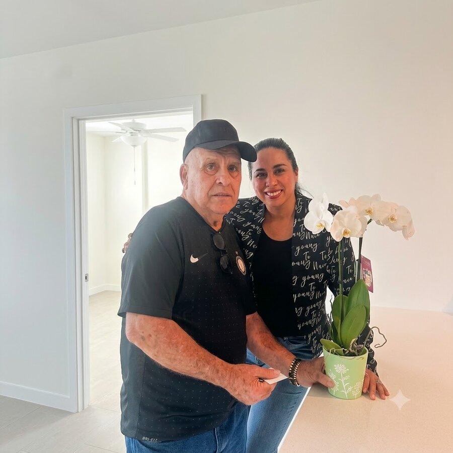 Cliente satisfecho en su nueva propiedad
