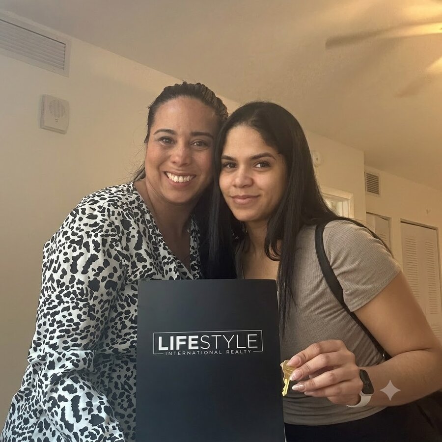 Celebrando un cierre con clientes